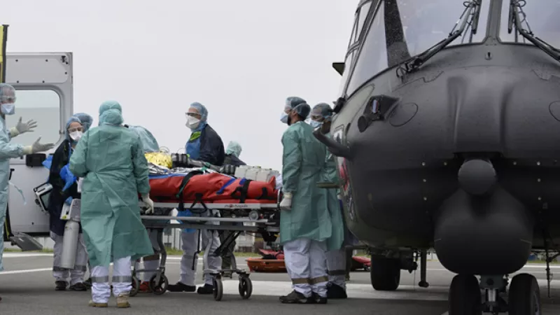 Ministère des Armées - Les 28 et 29 mars 2020, dans le cadre de l'opération "Résilience", des hélicoptères NH90 Caïman assurent le transfert de patients atteints du coronavirus 