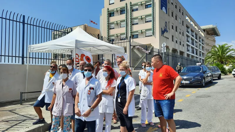Les soignants rassemblés devant l'hôpital de l'Archet à Nice - Photo RCF