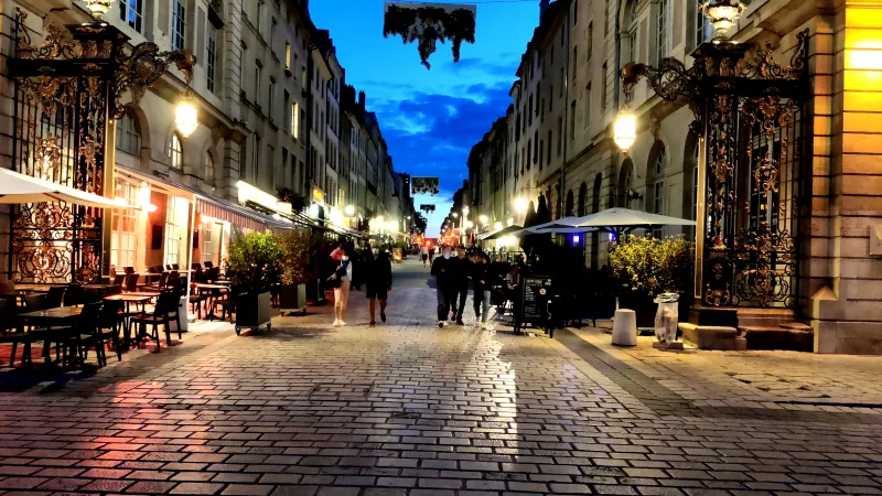 La rue Stanislas de nuit, dans laquelle s'est installé le Cyra. ©Photo Pauline Harré, RCF