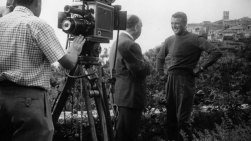 ©  Wiki Commons. Alfred Hitchcock et Cary Grant en 1955 sur le tournage de "La main au collet".