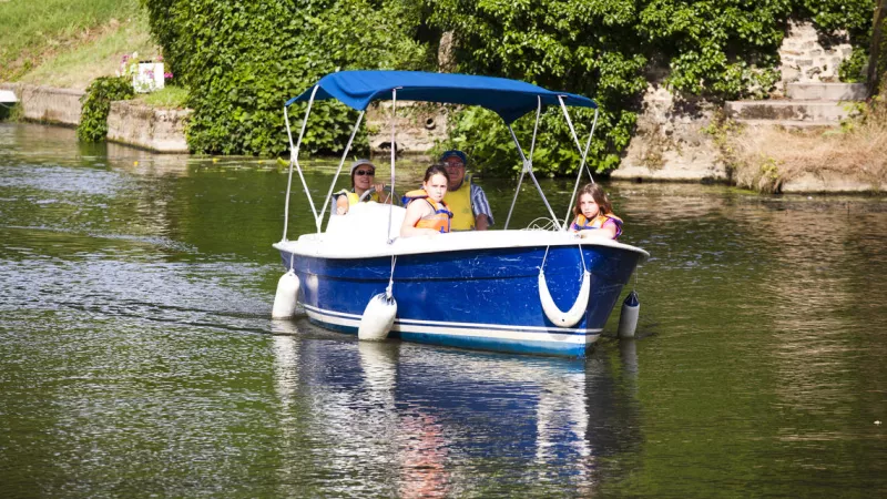 Balade en bateau au fil de l'eau sur la Sarthe © Office du Tourisme de la Vallée de la Sarthe