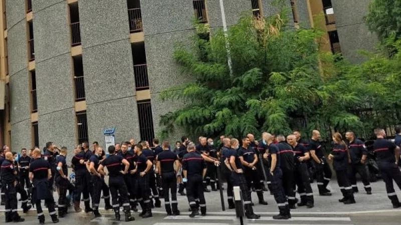 Les sapeurs-pompiers de Nice manifestent devant le Préfecture 