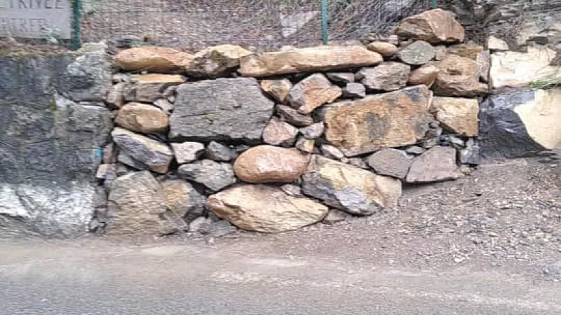Le chemin pour nourrir les 1000 poules, bloqué par un grillage et un mur de pierre - Photo Facebook Cédric Herrou
