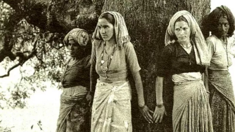 Femmes indiennes du mouvement Chipko protégeant un arbres. Crédit Wikicomons