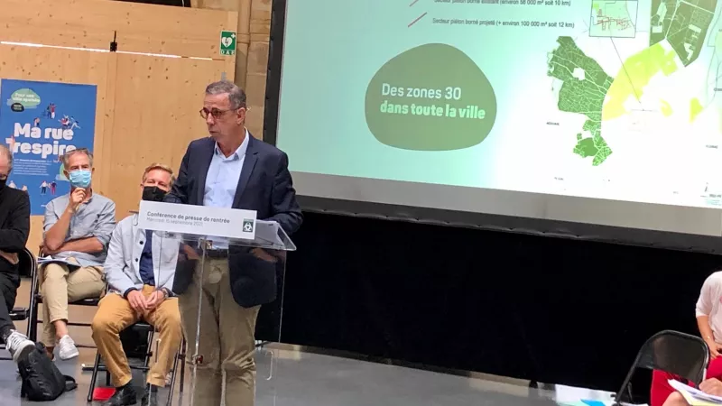Le maire écologiste de Bordeaux, Pierre Hurmic, a officialisé les 30 km/h en ville. Photo Clément Guerre