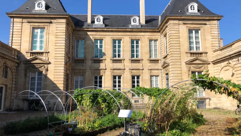 Dans « Paysans designers, l'agriculture en mouvement », au Madd de Bordeaux certains agriculteurs ont élaboré un jardin dans la cour du musée. Photo Clément Guerre