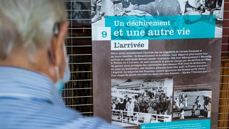 © Ville de Nice - Ancien combattant qui regarde l'exposition "Parcours de Harkis et de leurs Familles"