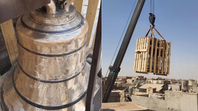La cloche de l'église Mar Toma à Mossoul (Irak) est hissée pour être fixée dans le clocher, le 25/08/2021  ©Fraternité en Irak