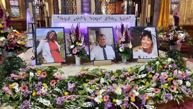 La basilique se prépare pour une messe. Les portraits des trois paroissiens tués, fleuris. 29 Octobre 2021 - RCF