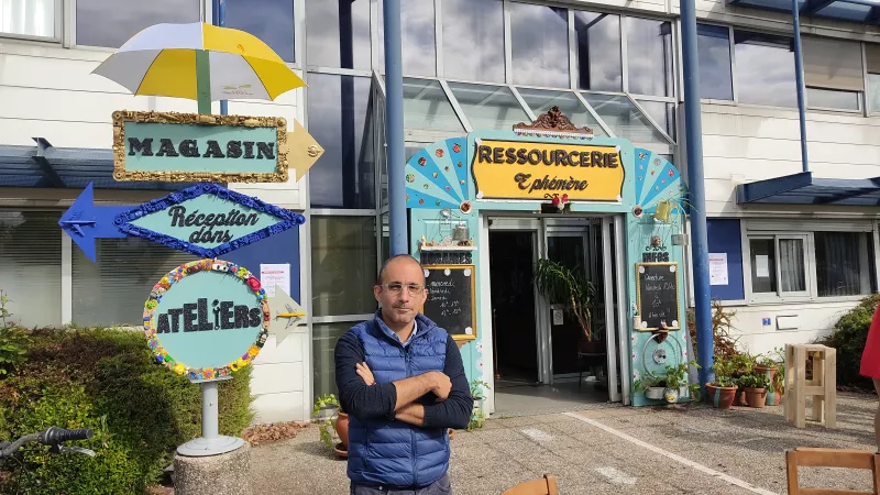 "Les habitants du quartier nous ont aidés à décorer le lieu lors de chantiers participatifs", raconte Benoît Akkaoui, le directeur de la Ressourcerie des Biscottes. ©RCF Anjou