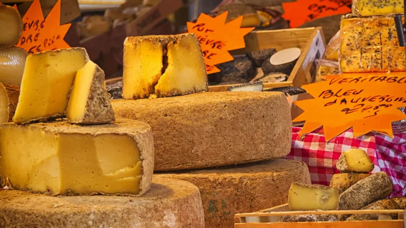 Meules de fromages au marché - Image par Edar de Pixabay 