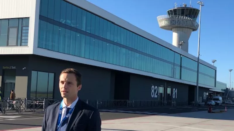 Simon Dreschel devant la nouvelle jetée de l'aéroport de Bordeaux