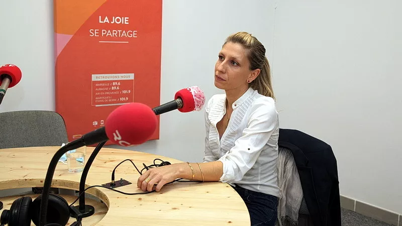 Aurore Bruna dans le studio RCF (©Dialogue RCF)
