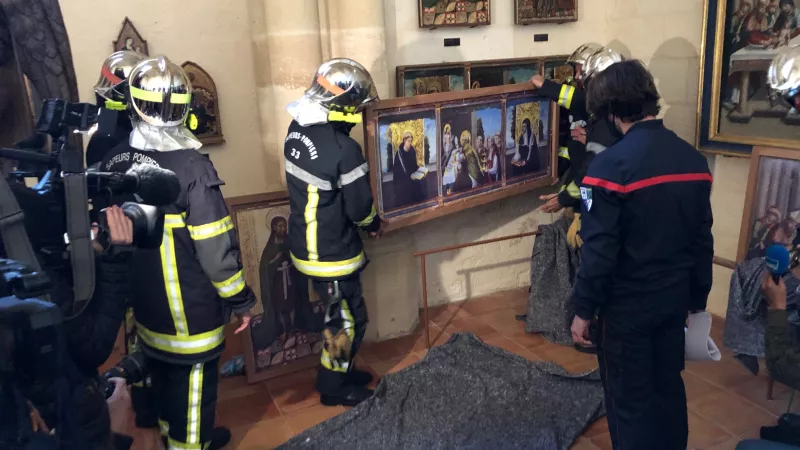 Dans cet exercice incendie, les pompiers ont emballé 10 œuvres de la salle du trésor de l'église Saint-André, sur la place Pey Berland à Bordeaux, ©Clément Guerre