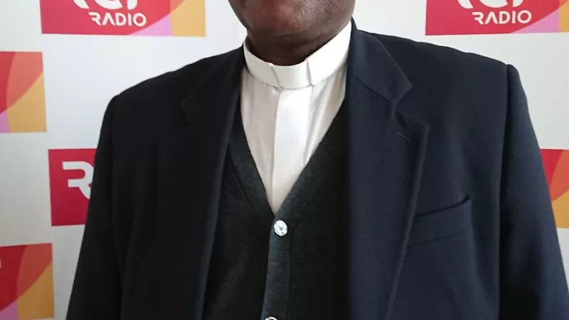 Père Etienne Bakissi curé doyen de la Roche-Bernard ©Grégoire Joanne.