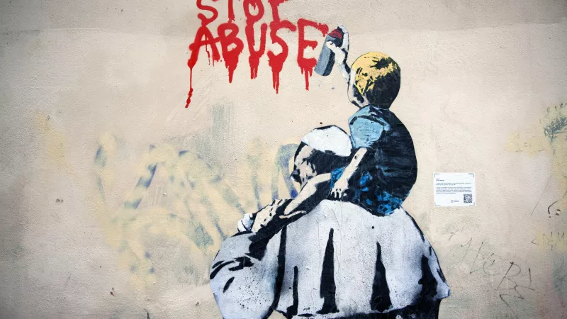 Peinture murale qui fait référence aux abus sexuels sur mineurs commis au sein de l'Eglise catholique. Vicolo degli Osti à Rome, Italie - Crédits : Alessia GIULIANI/CPP/CIRIC