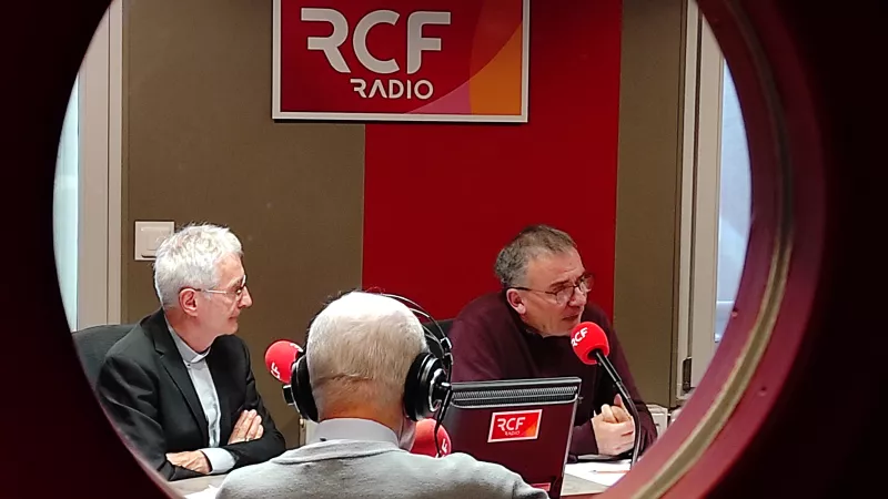 Mgr Delmas, Mgr Cesbron et le Père Batardière dans les studios de RCF Anjou