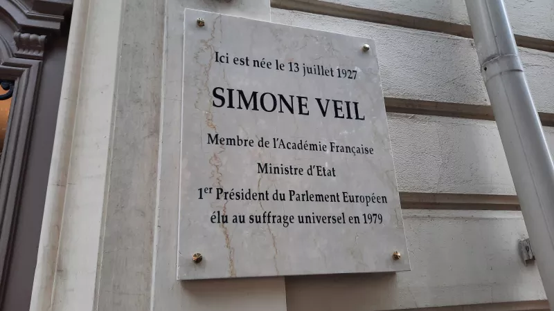 La plaque installée devant le 50 avenue Georges Clémenceau à Nice - Photo S. C-G