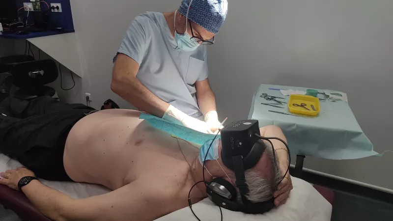 A Angers, la clinique de l'Anjou teste un casque de réalité virtuelle pour distraire les patients lors de certaines opérations. © RCF Anjou 2021