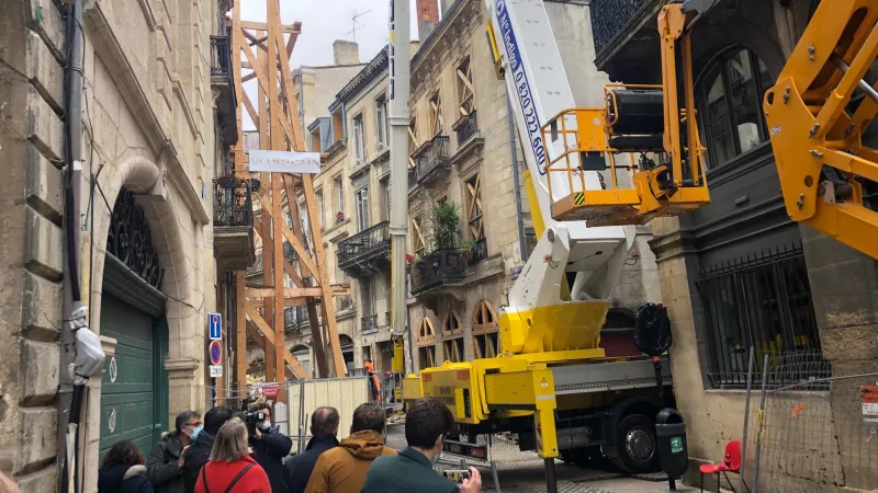 Une grue a été installée rue de la Rousselle pour retirer les gravats de la chaussée ©Clément Guerre pour RCF Bordeaux