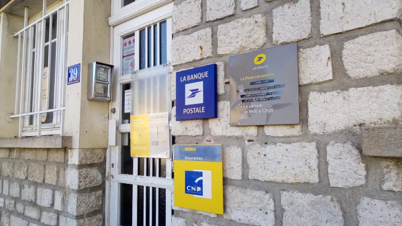 Le bureau de poste d'Asnières-lès-Bourges n'assurerait pas son quota minimum d'ouverture © Guillaume Martin-Deguéret.