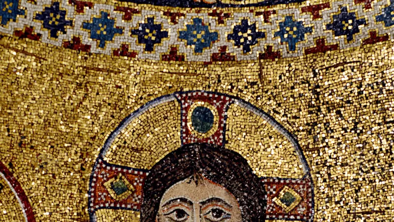 Le Christ couronné par la main de Dieu, détail de la mosaïque absidiale réalisée dans la 2nde moitié du XIIe s., Santa Maria in Trastevere, Rome, Italie - Crédits : Corinne SIMON/CIRIC
