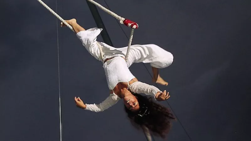 Pamela Pantoja, artiste spécialisée dans les numéros de cirque aérien © Archaos