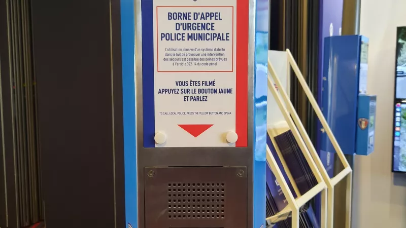 Voilà à quoi ressemblent les nouvelles bornes d'appel d'urgence installées dans les stations souterraines du tramway de Nice. - Photo RCF