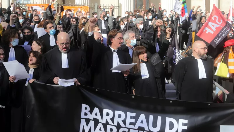 Magistrats et avocats du Barreau de Marseille manifestent devant le Palais de Justice ©Robert Poulain