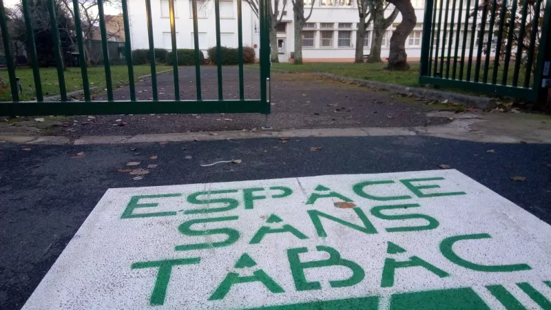 L'espace sans tabac est indiqué par des marquages au sol à l'école Maryse Bastié © RCF - Guillaume Martin-Deguéret.