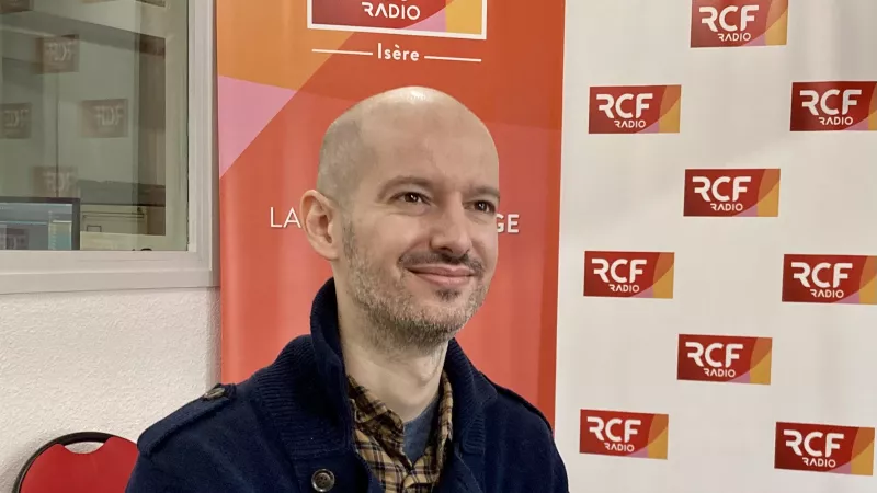 Gilles Balmet dans le studio de RCF Isère