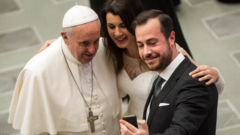 Le pape François pose avec un couple de jeunes mariés, Rome, le 05/02/2015 ©M.MIGLIORATO/CPP/CIRIC