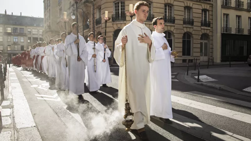 Procession de futurs prêtres dans une rue de Paris, le 02/07/2019 ©Corinne SIMON/CIRIC
