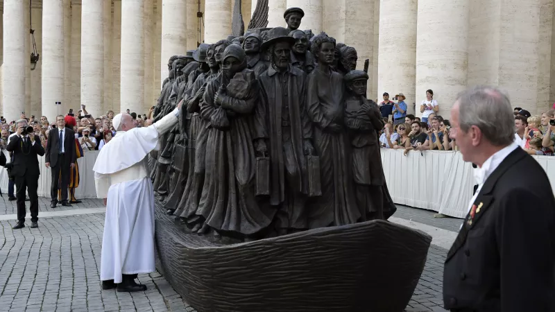 Le pape François inaugure une sculpture représentant des migrants sur un radeau, le 01/10/2019, Vatican © VATICAN POOL/CPP/CIRIC