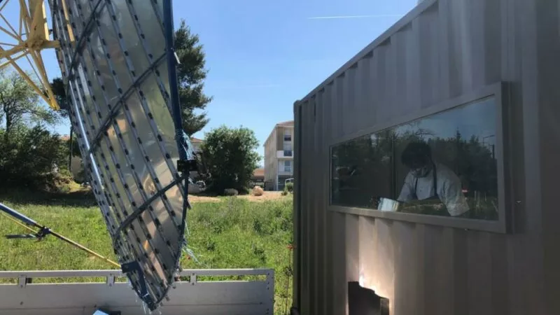 Un miroir de 8m² permet de concentrer la lumière du soleil pour chauffer les aliments