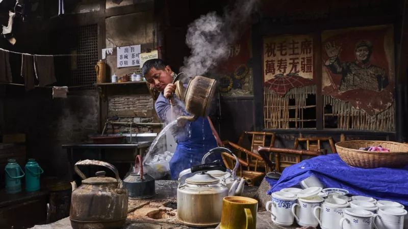 Préparation du thé dans la province du Sichuan en Chine / ©Tuul et Bruno Morandi