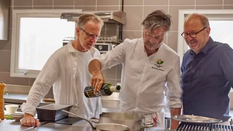 Guillaume, Nicolas et Jean-Marc affairés en cuisine pour nous concocter de délicieuses recettes @ Facebook Timon Sourrieu