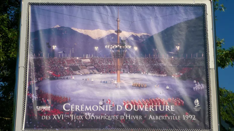 Panneau publicitaire avec une photographie de la cérémonie d'ouverture des Jeux olympiques d'hiver de 1992, Albertville, Savoie, France