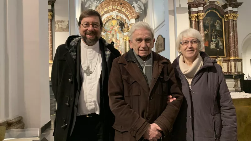 Lambert Demez entre Mgr Delville et son épouse, photo prise par Louis Maraite le 23 janvier 2022 à Saint-Barthélemy