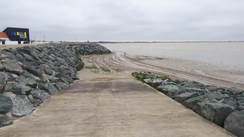 Au sud de Châtelaillon-Plage, une nouvelle digue a été inauguré en 2019 au départ du port des Boucholeurs. Elle incarne les ouvrages de l'après Xynthia, tempête ayant dévastée le quartier en 2010? 