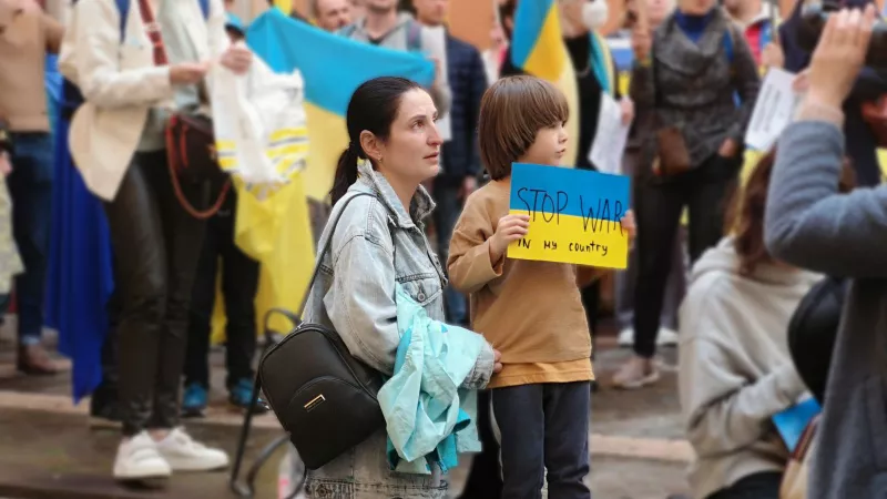 Une maman ukrainienne et son jeune fils 
