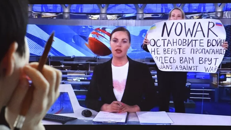 Une journaliste russe fait irruption lors du journal télévisé le plus regardé de Russie, avec ces mots écrits sur une pancarte : "Non à la guerre. Ne croyez pas à la propagande. On vous ment, ici", Moscou, le 14/03/2022 ©AFP