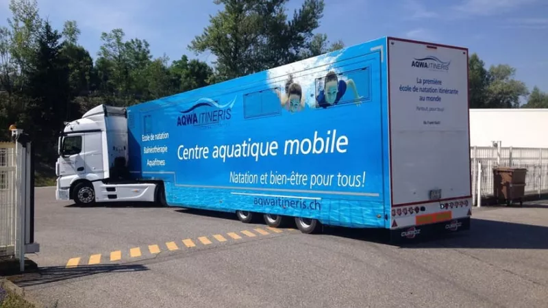 La remorque transportant la piscine portable @ Facebook AQWA Itineris France