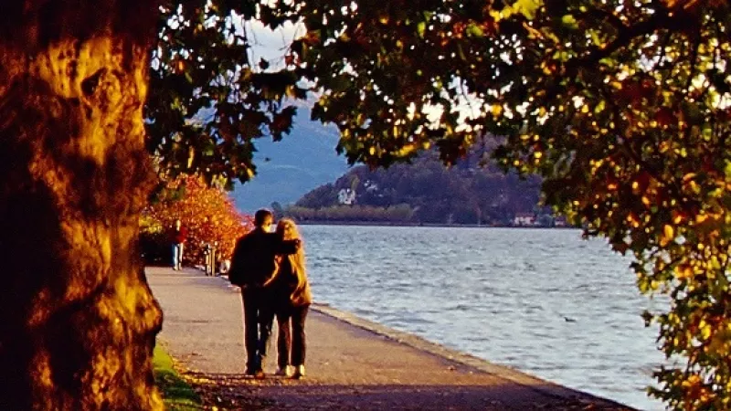 Couples au bord du lac d'Annecy ©Jean Hasser