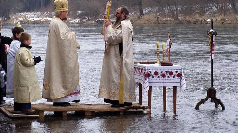 Wikimedia Commons - Bénédiction de l'eau dans la liturgie orthodoxe ukrainienne