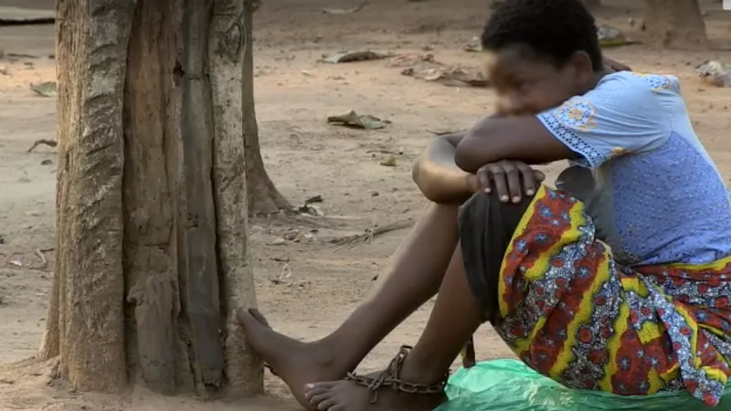 Une femme atteinte de maladie psychique attachée à un arbre en Afrique de l'Ouest / Association Saint Camille