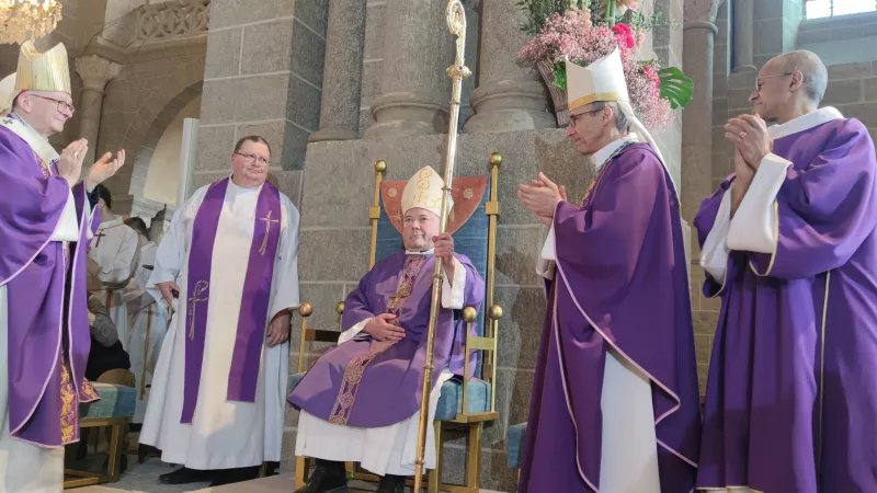 Mgr Yves Baumgarten (au centre) entouré du père Jean-Loïc Ollu (à gauche) recteur de la cathédrale et de Mgr Olivier de Germay (à droite) archevêque de Lyon. ©Cédric Bonnefoy