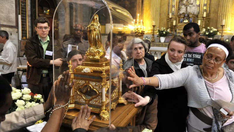 Les reliques de sainte Thérèse de Lisieux ont souvent été envoyées dans des pays en guerre (Elles sont ici exposées à la basilique Notre-Dame-des-Victoires, à Paris, le 01/05/2011 ©P.RAZZO/CIRIC)