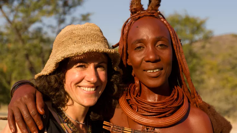 Solenn Bardet entourée d'une femme de l'ethnie Himba / DR
