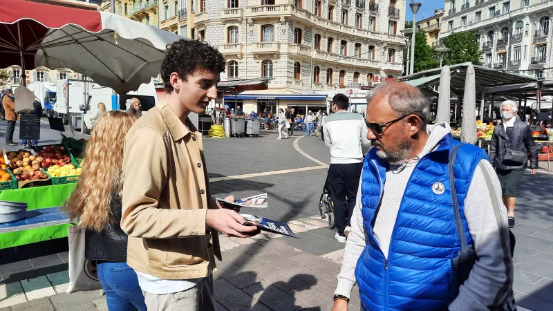 Les militants pour Emmanuel Macron sur le marché à Nice ce 13 avril - RCF